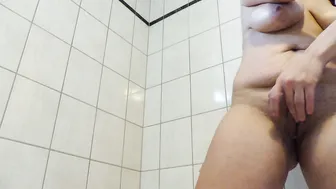 Curvy mom with Huge Naturals Jugs Finger Bang herself Deepthroats and gets Cummed