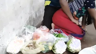 देसी लड़की ने सब्जी बेचते बेचते सब्जी खरीदने वाले से चुदाया