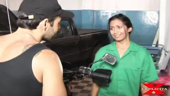 Milf Loira Bunduda Leva o Carro na Funilaria e Paga a Conta