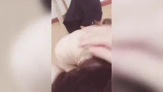隔壁女孩家的暖气坏了，居然扒掉我的裤子，含住我的鸡巴取暖。