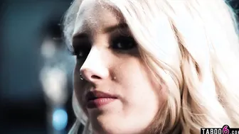 Naive pure 18 year old blond groupie Dixie Lynn fucks solo artist
