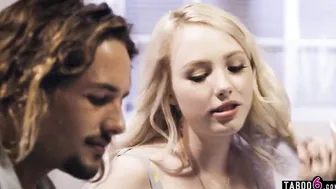 Naive pure 18 year old blond groupie Dixie Lynn fucks solo artist