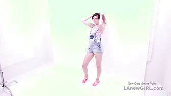 Petite teenie has orgasm with tensed body at audition