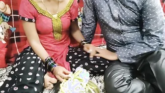इंडियन मेड सब्जी काट रही तब उसका साहब आया और उसको जबरदस्त