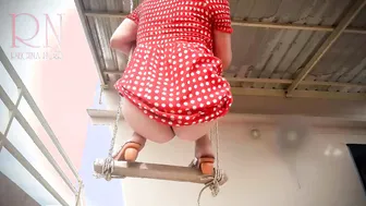 Ama De Casa Depravada Balanceándose Con Bragas En un Columpio Upskirt