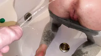Wetting my Leggins and he Peeing on my Booty and next Asshole