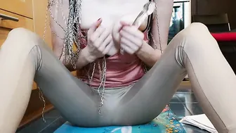 my sensual stepmom squirts from a glass penis and squirts all around