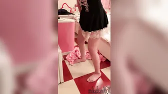 メイドがオナニー配信してる時の裏側を公開