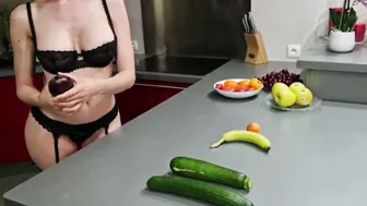Teaser milf Se Defonce La Chatte Avec Concombre Courgette et Aubergine