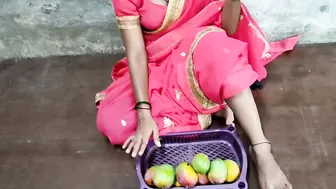 आम बेचने वाली को पैसा देकर भाई ने चोदा