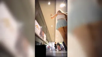 Upskirt a sabrosa y fresa nena nalgona