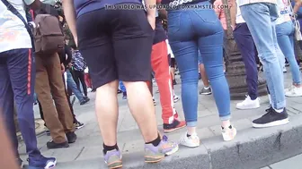 Nalgona con pantalon azul apretado