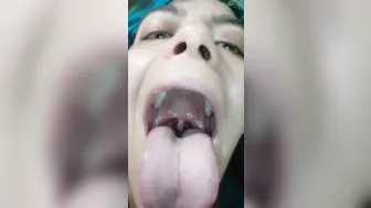 Twitch porn video – Tongue and Throat as I Laugh and make Noises to make Uvula Twitch