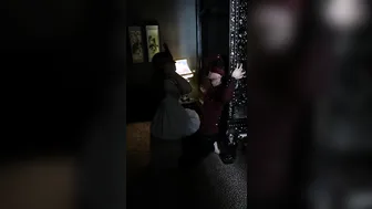 Femme Dominatrice et Sadique Gifle Son Soumis Dans un Hôtel De Luxe