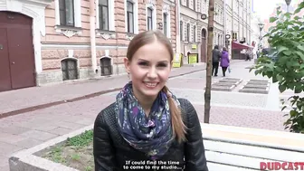 Crazy Hot chick lured in sex with experienced porn agent