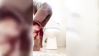 Ebony Pee porn video – Bare Toes Letting the Peeing Drizzle out