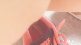 INCROYABLE URO Tiny Twat Pee on Basket and Walk inside Outside
