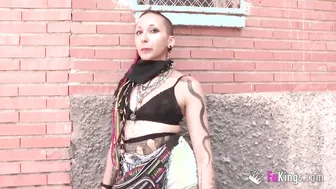 Harley Quinn cosplayer seduces and sucks men into the street