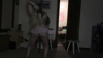 Strip Pole Dance (2)