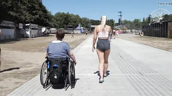 Una rubia mega nalgona en bikini