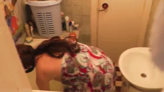 se masturbe dans sa baignoire