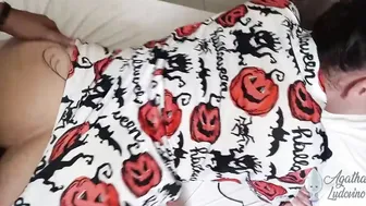 Meu padrasto sempre me oferece leitinho antes da hora de dormir -
