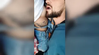 Una Rica Chupada De Tetas En Publico En El Parque