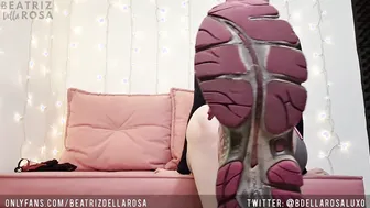 Brasileira G com Tênis Sujo e Meia Suada Pós Academia Manda Você Lamber Tudinho
