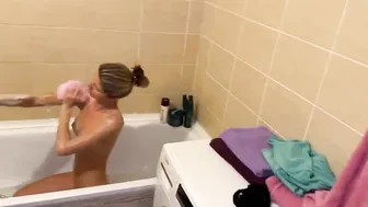 Ich habe meine kleine Schwester im Badezimmer angeguckt
