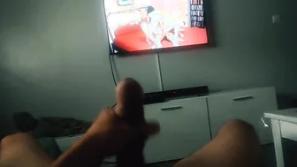 Me Hace Una Paja Con Sus Tetas y me Corro Sobre Ellas