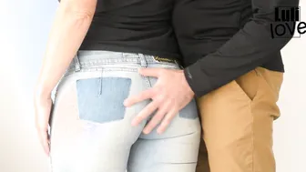 Bombshell mom with Gigantic Butt into Tight Jeans