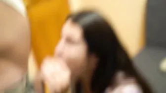 Sborrata into bocca da uno sconosciuto mentre io filmo tutto