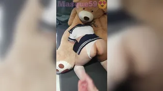 La slim devergondee avec son nounours three