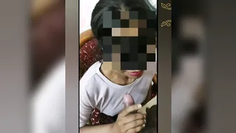 Customer ko scene bechne ke liye apni behen Sheena ko