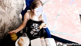Legs Spread porn video – Gamer cunt with mouth spreads her legs for a solo
