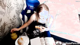 Gamer cunt with mouth spreads her legs for a solo