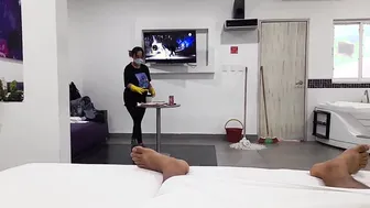 A Colombian employee is banged while the hoe works.