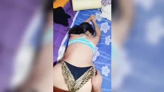Mi Hermanastro me Encuentra Masturbándome y me Pone En Cuatro Casi Nos Cachan