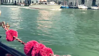 I went to Italy and hit a Siririca inside the Gondola inside