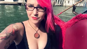 I went to Italy and hit a Siririca inside the Gondola inside
