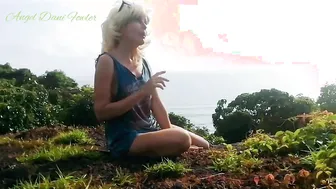 Bored sluts Finger Fucked her Cunt to Spend Time near Ocean