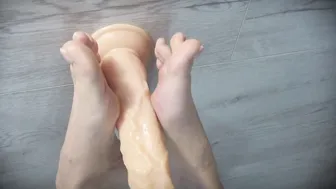 Hottie Foot Gigantic Vibrator Turf Job