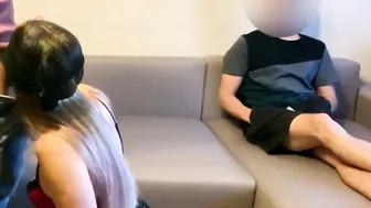 PETIE SALOPE DE VIRGIN ME VIDE LES COUILLES DEVANT SON MEC LE CUCK