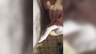 Скромница сосёт член. Под музыку рэпа. Домашний видеоархив
