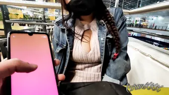 Mi Novio Toma El Control De Mi Vibrador y me Hace Mojar En El Centro Comercial