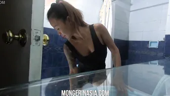 Washed up eastern hoe wants to gag on a thick penis