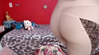 Esta Chica Quiere Jugar Con Nuestras Jugosas Vergas