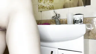 Close up Bald Twat Masturbation at the Wc