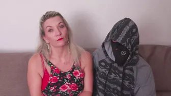 Cuckold er schaut zu wie seine Freundin gebumst wird