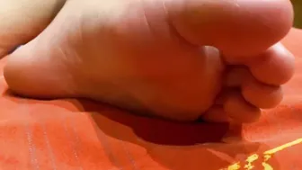 Jugando Con Mi Culo Delante De Mi Cita De Tinder y Enseñando Mis Pies